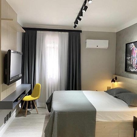 Studio moderno - Jardins: Cama Queen, Ar e Garagem São Paulo Exterior foto