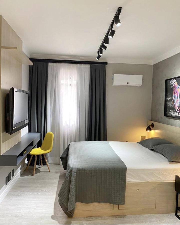 Studio moderno - Jardins: Cama Queen, Ar e Garagem São Paulo Exterior foto