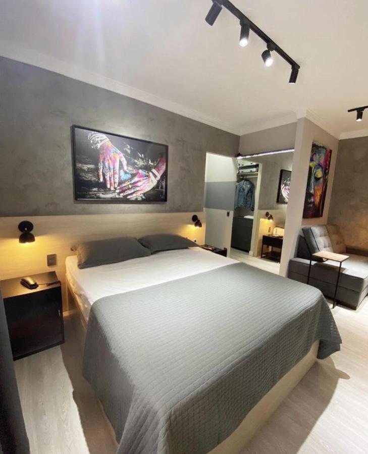 Studio moderno - Jardins: Cama Queen, Ar e Garagem São Paulo Exterior foto